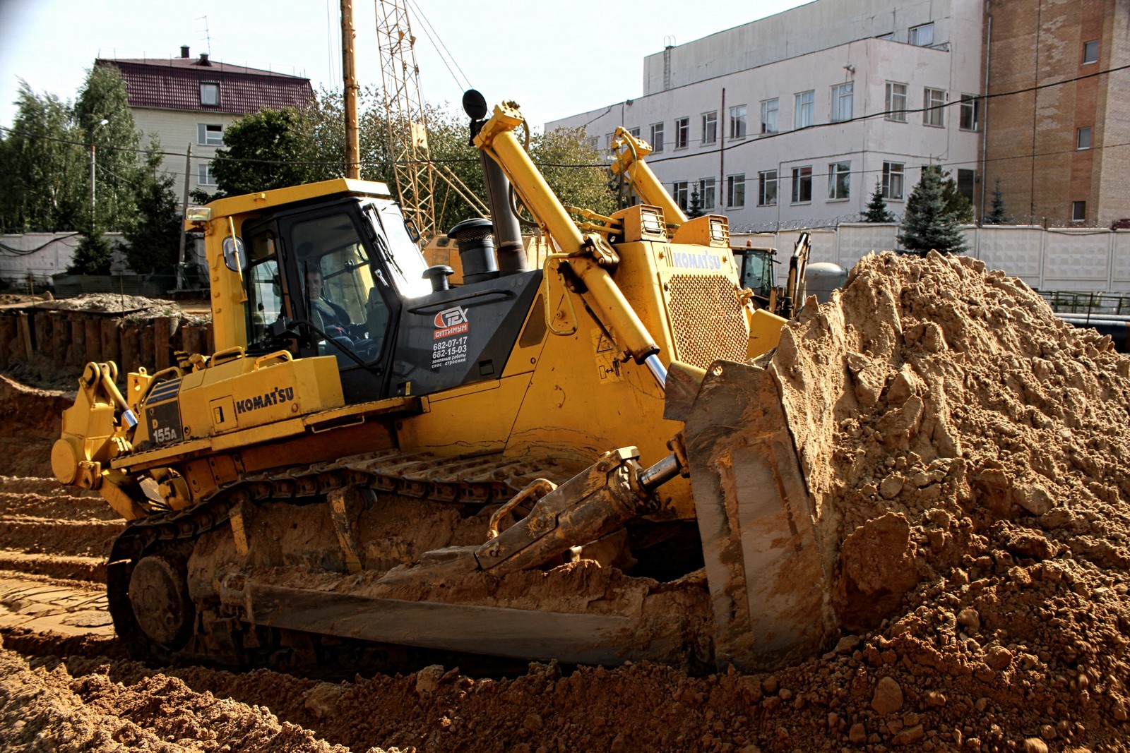 Работа на бульдозер свежие вакансии. Komatsu d155 планировка грунта. Бульдозер. Земляные работы бульдозером. Бульдозер в работе.