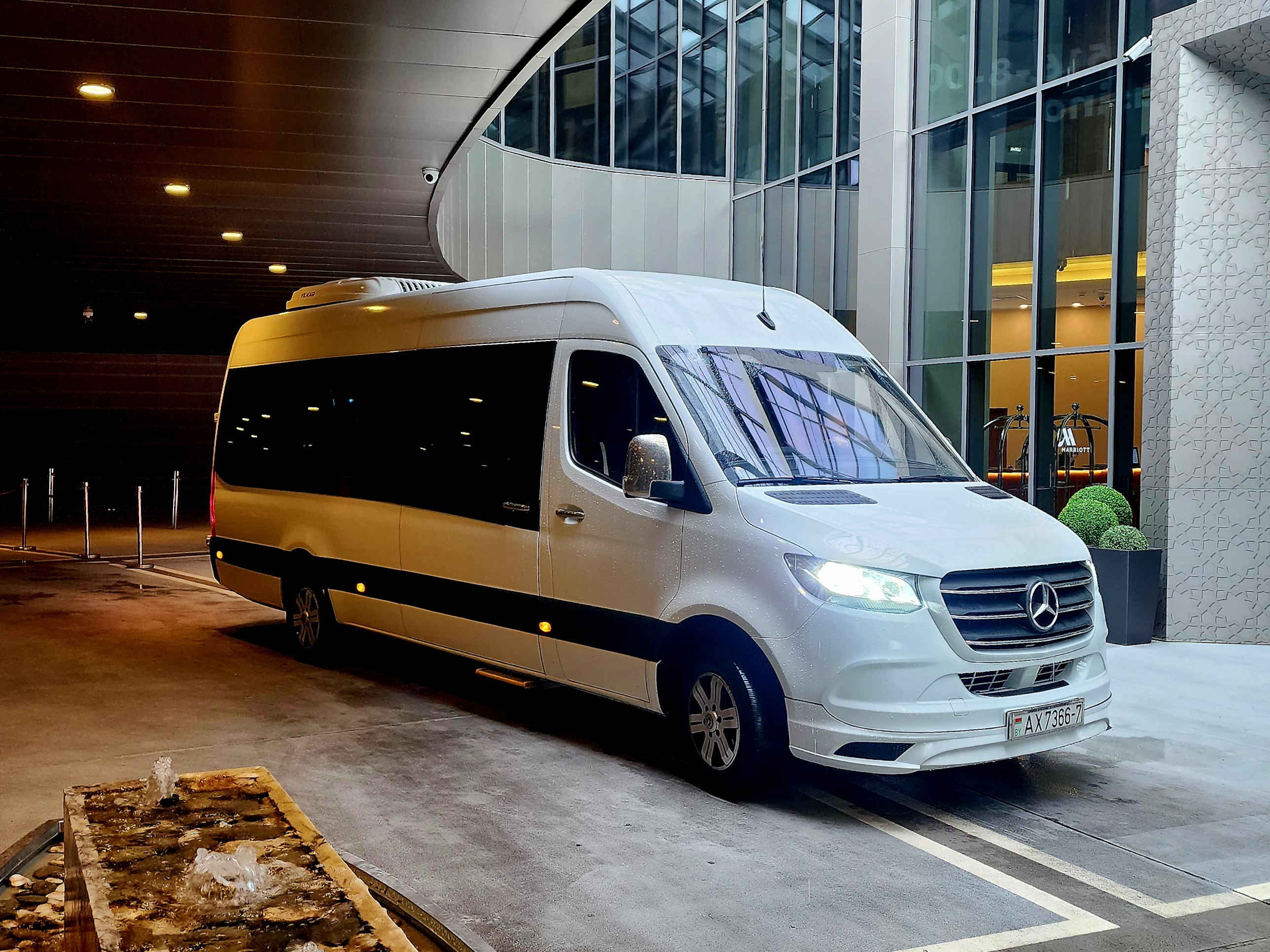 Mercedes-Benz Sprinter (до 15 мест): Комфорт и престиж в одном автомобиле. Идеален для деловых поездок и мероприятий, где важен имидж. ✨Просторный салон, панорамное окно, эргономичные сидения с USB.