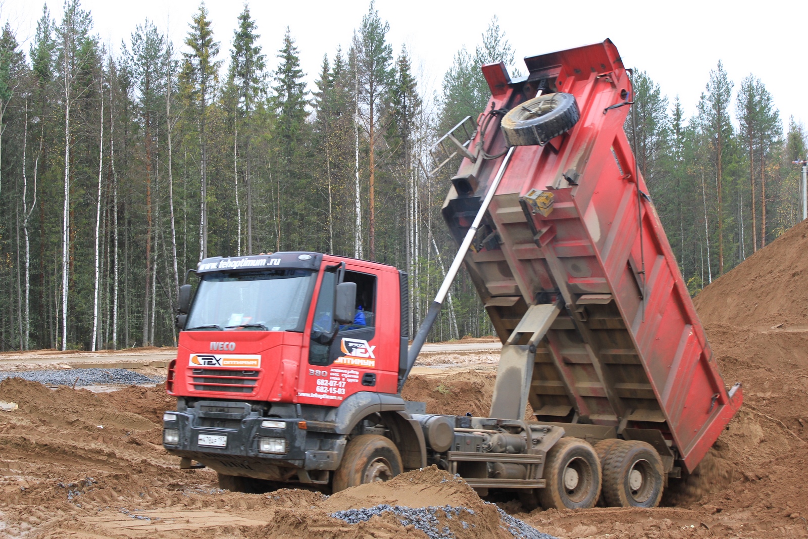 Компания Техоптимум-разработка котлована и вывоз грунта.
Cамосвалы IVECO Trakker 380 компании Техоптимум.
www.tehoptimum.ru
