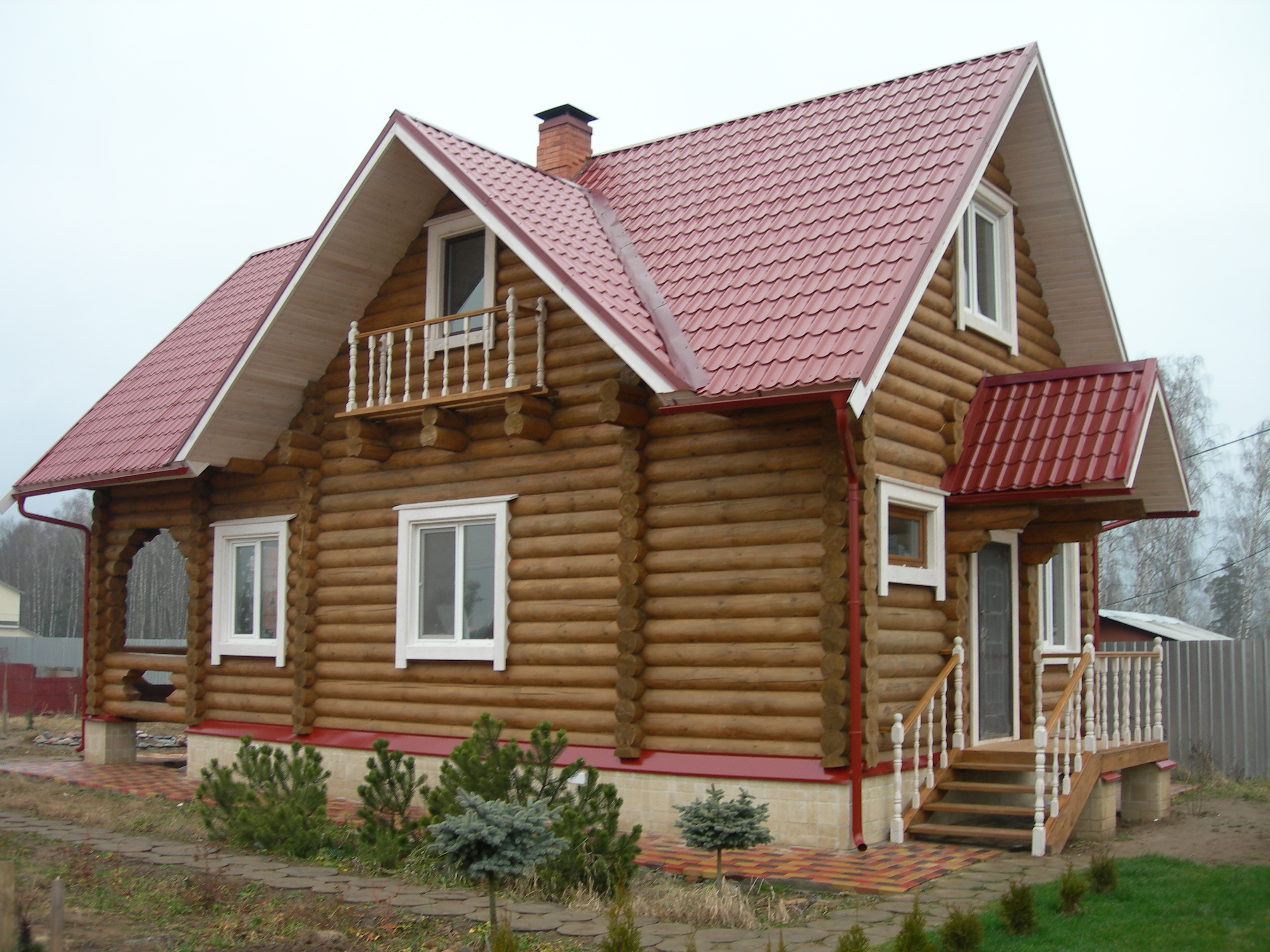 деревянный дом с окнами от Аттик