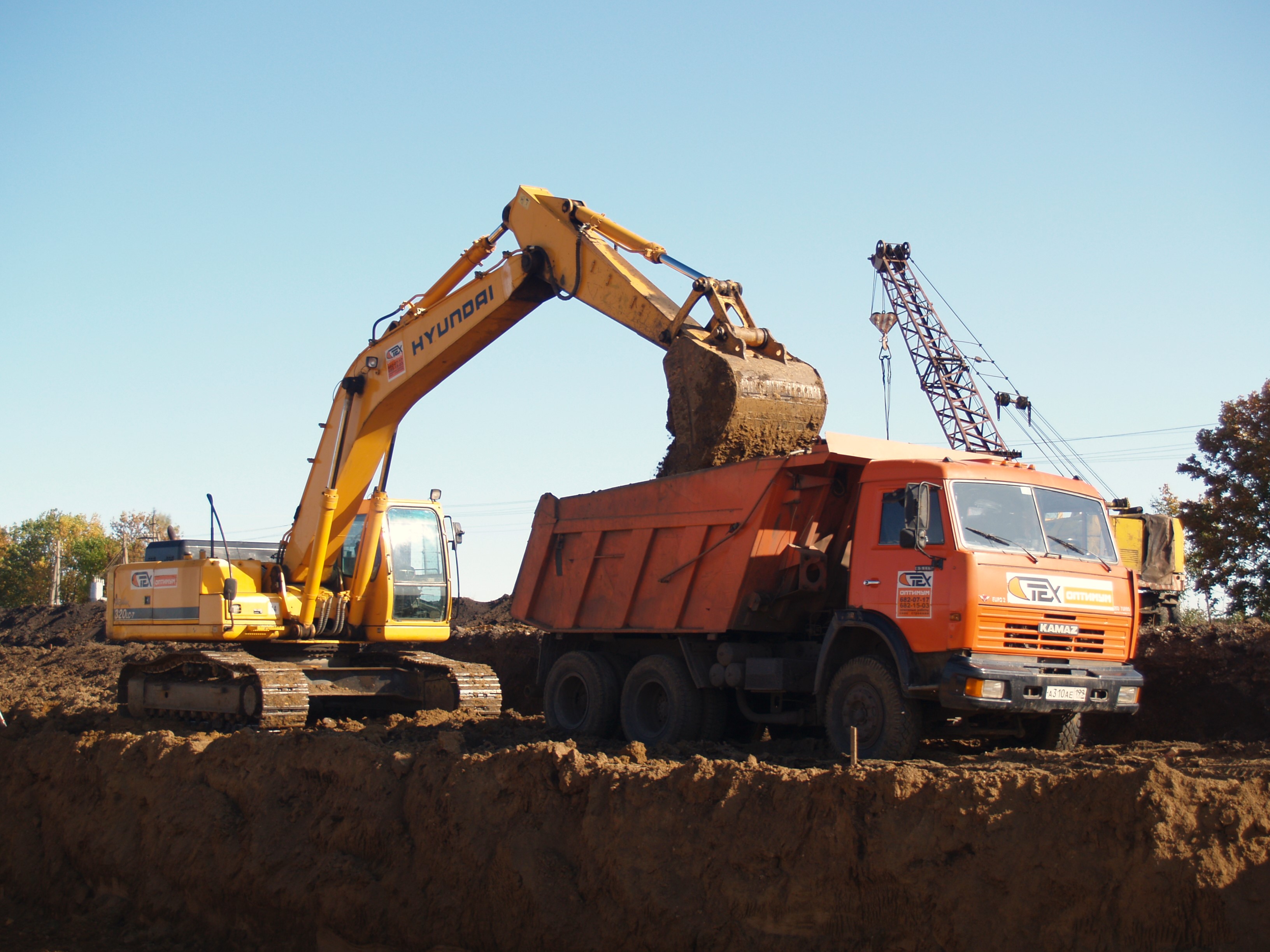 Компания Техоптимум-земляные работы. Самосвал Камаз 65115 и экскаватор  Hyundai 320 LC-7 компании Техоптимум. // Новость СФ Техоптимум, ООО