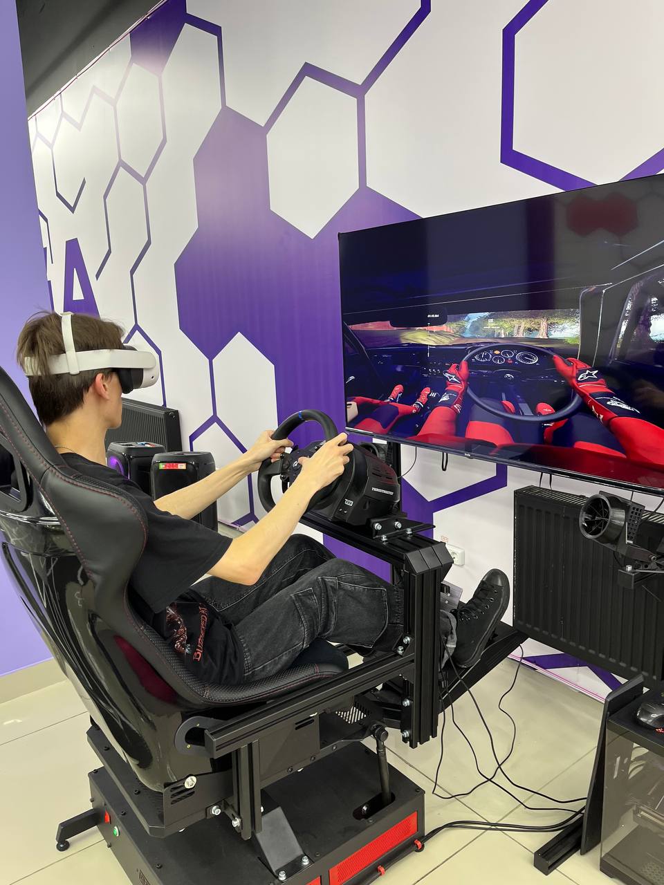 Полное погружение со шлемом VR и без него.