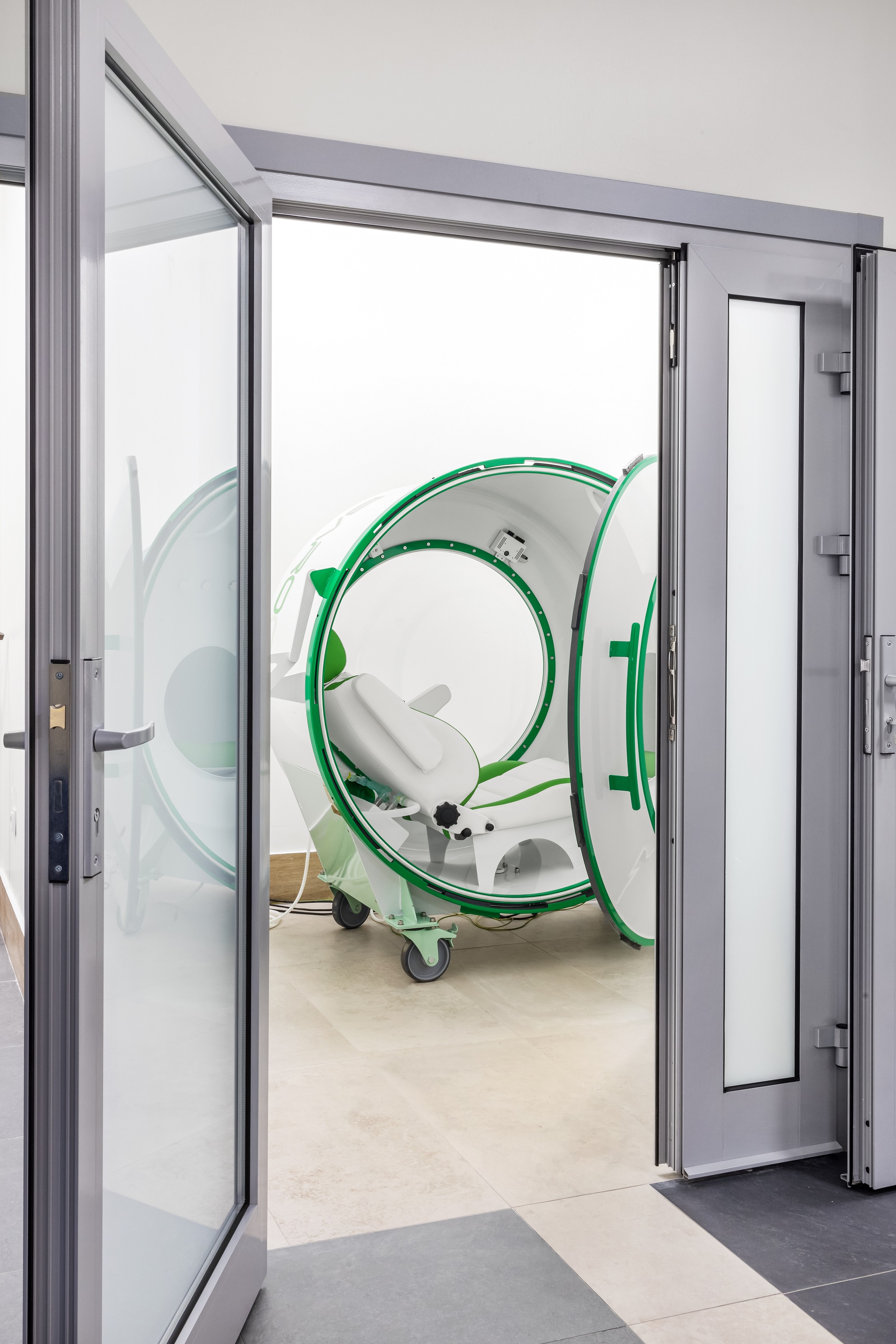 Современная барокамера, создающая давление 1,7 аТА.  Подготовка к процедуре не требуется, для комфортного прохождения процедуры с собой можно взять планшет или мобильный телефон.