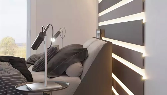 Световая инсталляция из широких молдингов