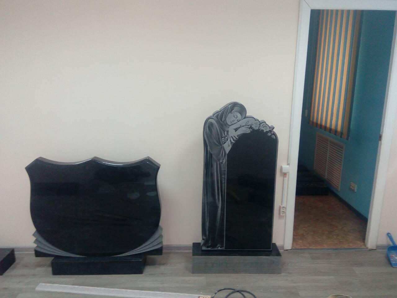 Памятники на могилу из карельского гранита.