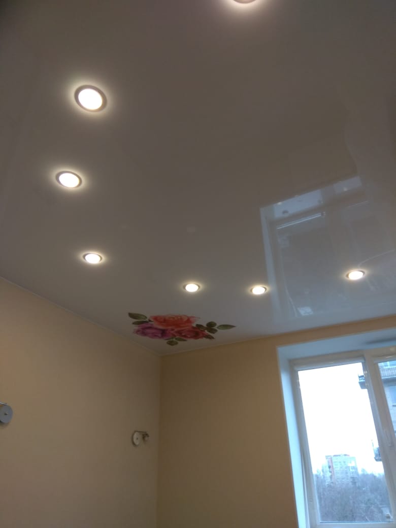 Натяжной потолок : белый глянец с уф-печатью, светильники GX 53 led лампа 8вт.