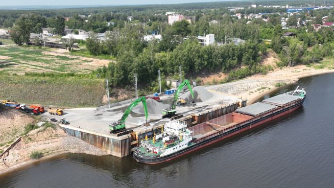 Приём и отправка нерудных строительных материалов в порту Логопром Кстово