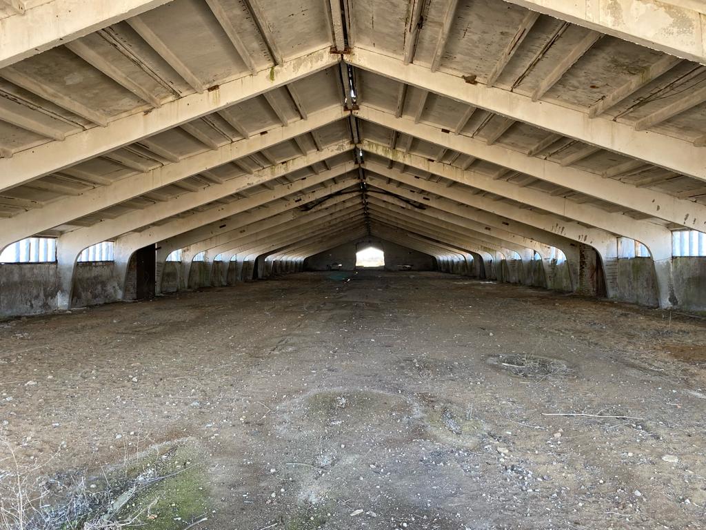 #продажа  животноводческий комплекс, на территории которого расположено:
административное здание;
5 коровников с пристройками;
1 коровник;
2 склада;
подготовительный цех;
колбасный цех;
гараж.
Также и