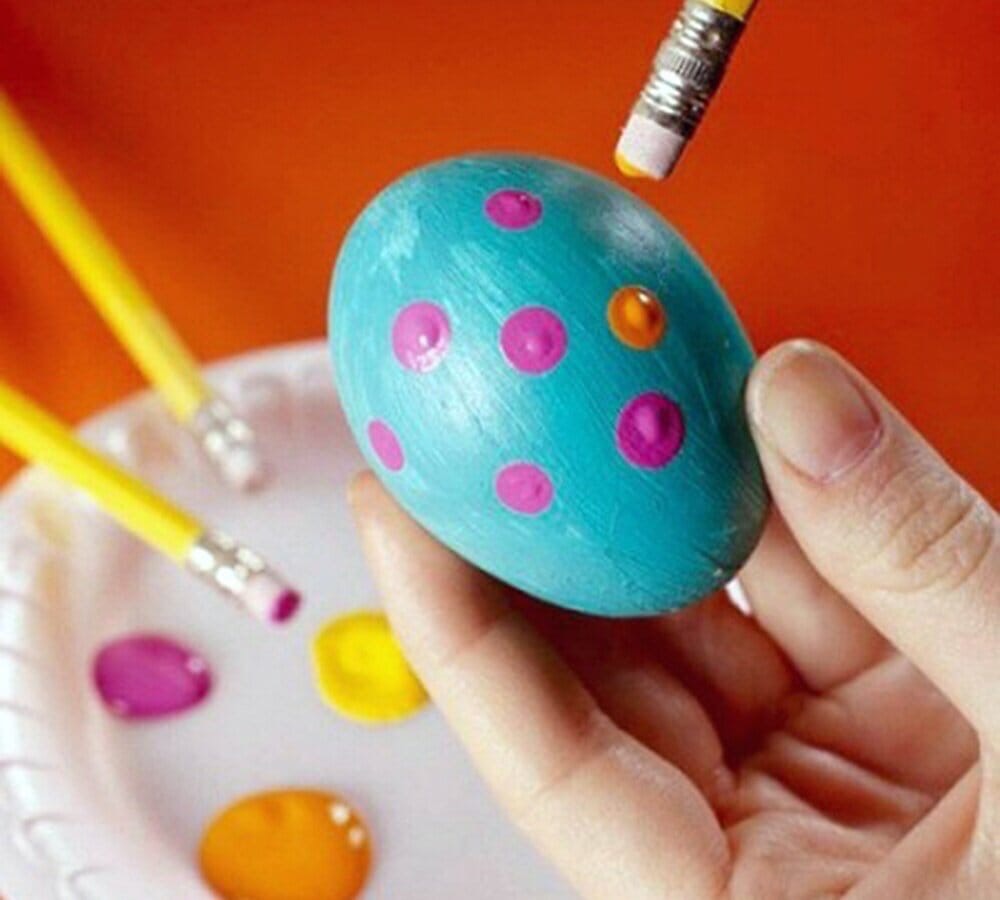 Дети красили яйца. Украшение яиц. Украшение пасхальных яиц. Украшение яиц на Пасху красками. Украсить яйца к Пасхе.