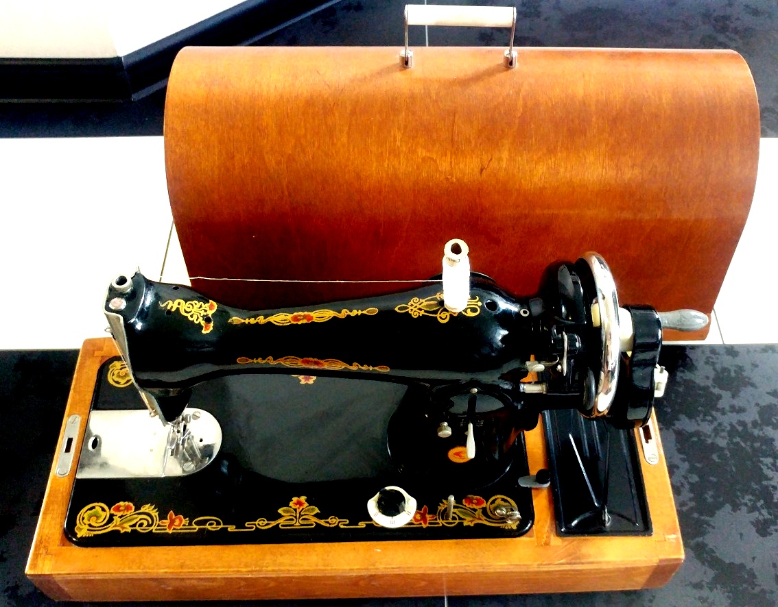 Ручная машинка старинная. Швейная машинка старинная ручная. Швейная машинка в деревянном футляре. Сундук для швейной машинки. Механическая швейная машинка.