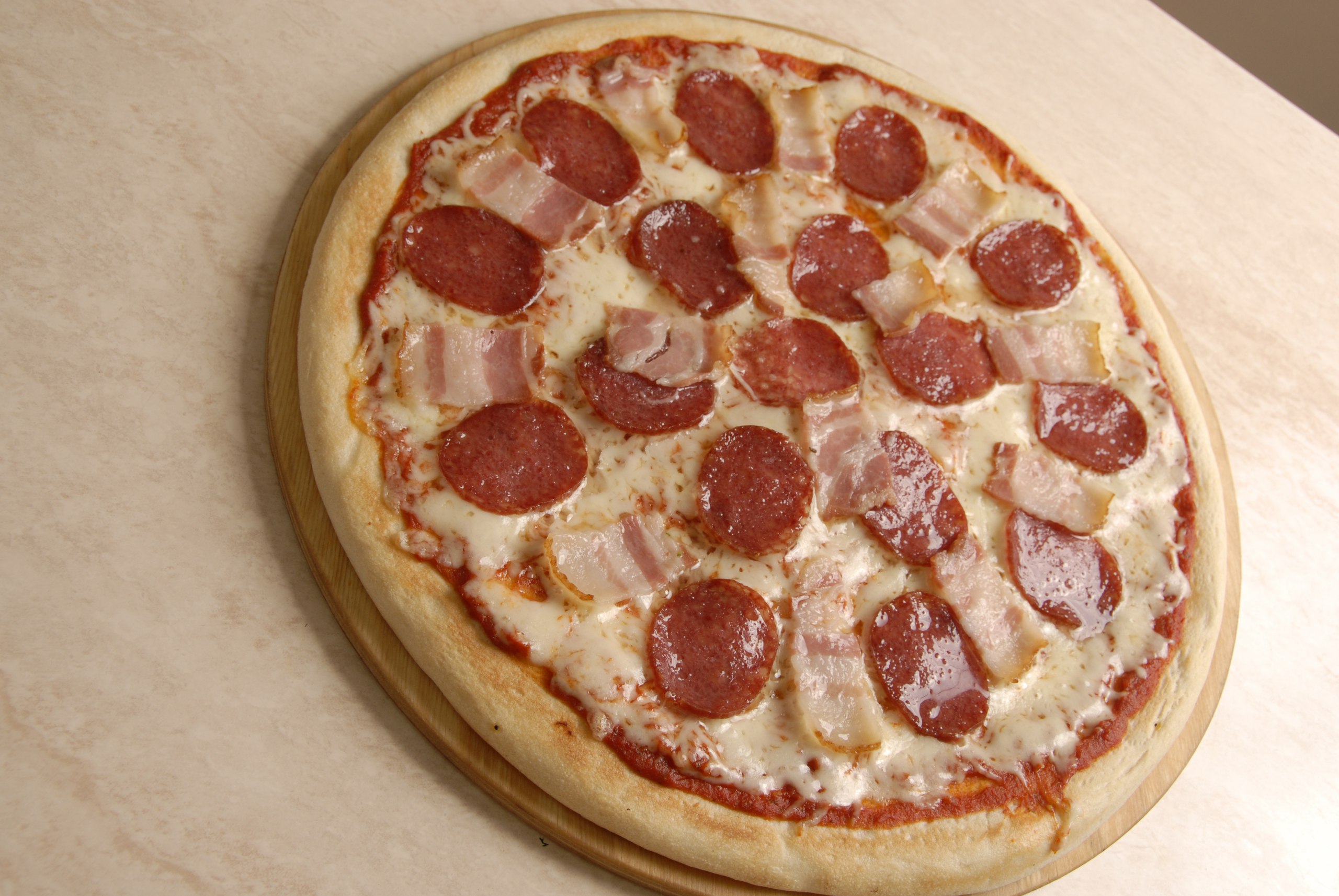 Пицца смоленск телефон. Пицца салями. Пиццерия “pizza ROMA” Боготол.