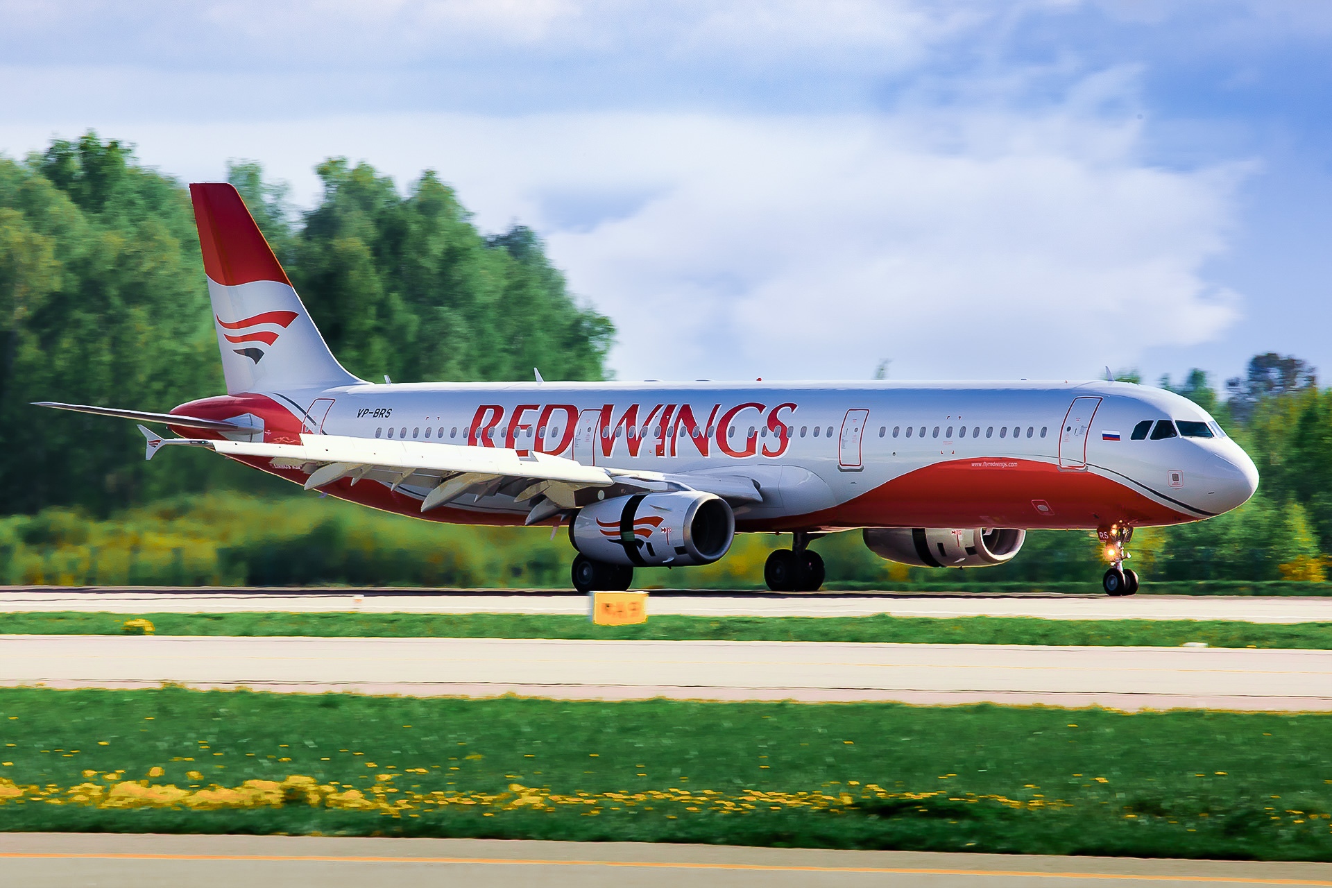 Компания red wings. Аэробус а320 ред Вингс. Ред Вингс самолеты авиакомпании. Ред Вингс а319. Ту 214 ред Вингс.