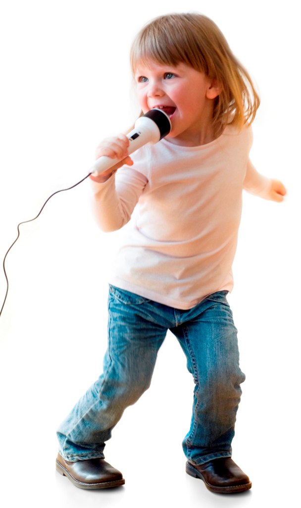 Включи дети петь. Дети поют. Ребенок с микрофоном. Мальчик с микрофоном. Маленький ребенок с микрофоном.