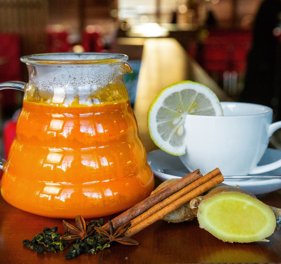 Пить облепиховый чай. Облепиховый чай. Апельсин облепиха имбирь. Чай "облепиховый с имбирем". Лимон имбирь облепиха.