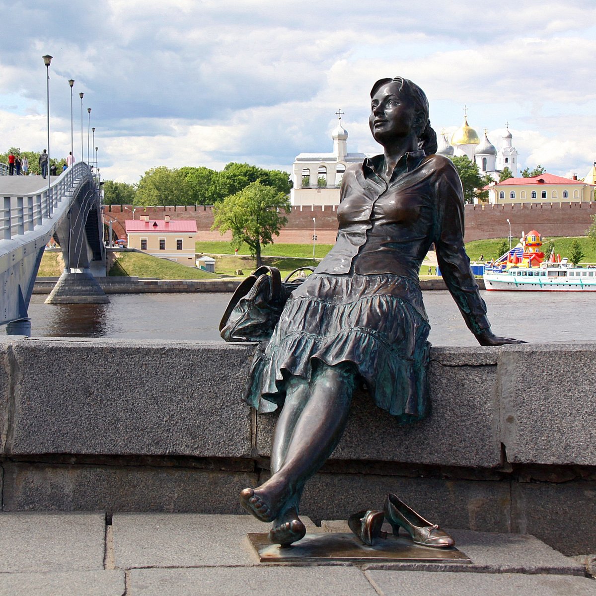 Великий Новгород памятник туристке