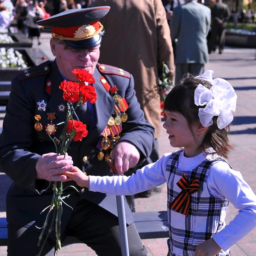 Дети поздравляют ветеранов с днем Победы
