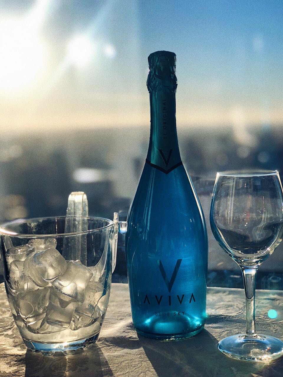 Голубое вино купить. Aviva шампанское. Синее игристое вино Aviva. Голубое шампанское Aviva. Platino Blue Moscato.