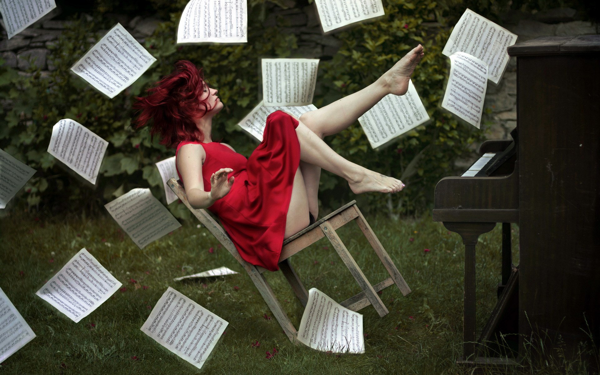 Музыка книга девочек. Девушка и пианино. Фотосессия с роялем. Девушка с книгой. Девушка на стуле с книгой.