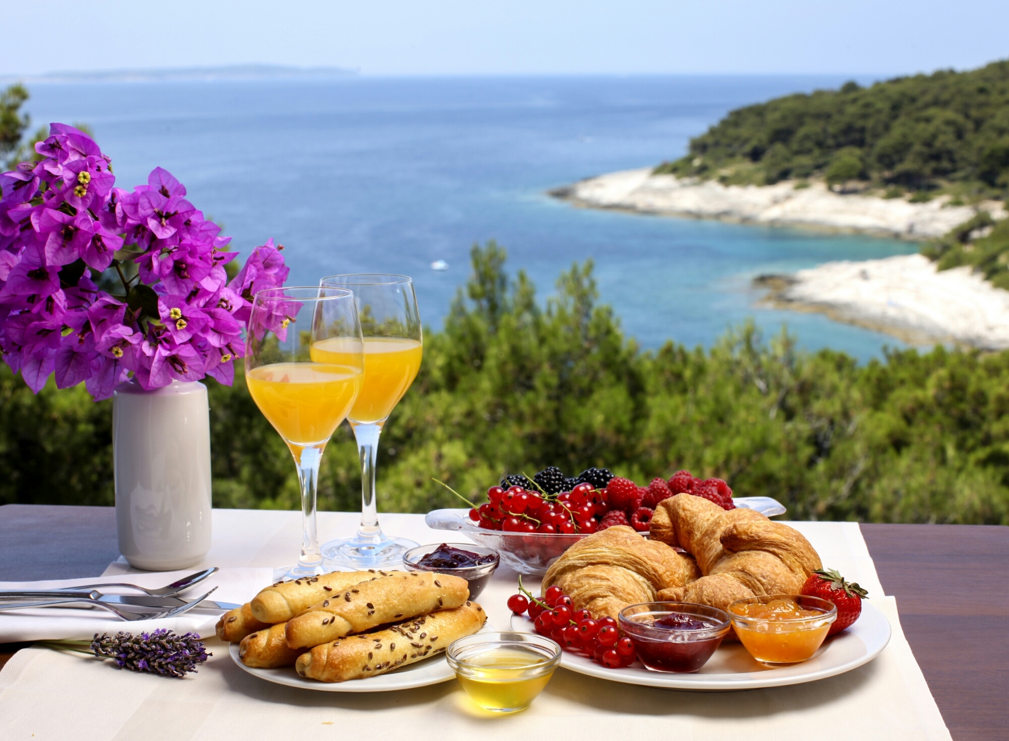Красивая картинка море утро. Завтрак с видом на море. Столик с видом на море. Столик у моря. Красивый завтрак с видом.