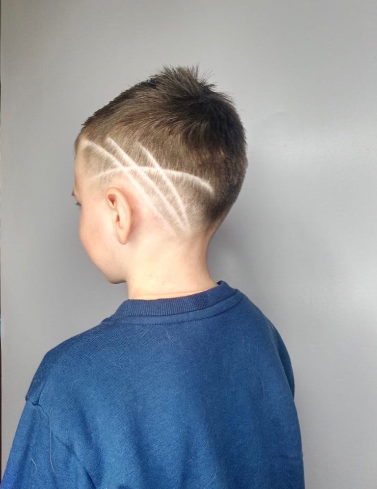 Стрижка для мальчика с рисунком по бокам на светлые волосы фото