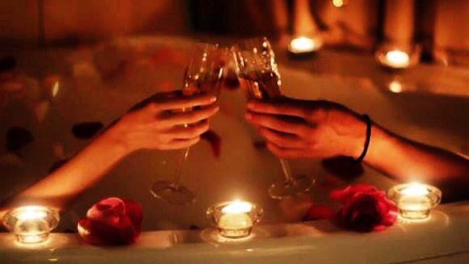 Бокал вина ванной. Романтика в ванной со свечами и шампанским. Романтика в ванной. Ванна свечи шампанское. Ванна со свечами и шампанским.