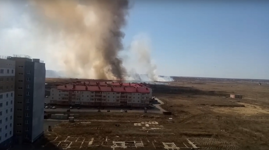 Когда дадут воду в кургане в заозерном. Пожар в Кургане вчера в Заозерном. Пожар в Заозерном Курган сегодня. Курган Заозерный 2 микрорайон 10 дом пожар. Что горит в Кургане сейчас в Заозерном.