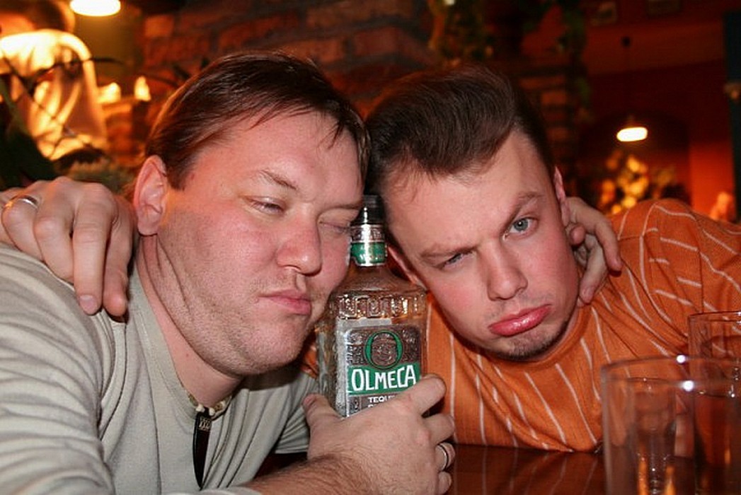 Двое пьяных парней. Парень выпивает. Два друга бухают. Два мужчина бухают.