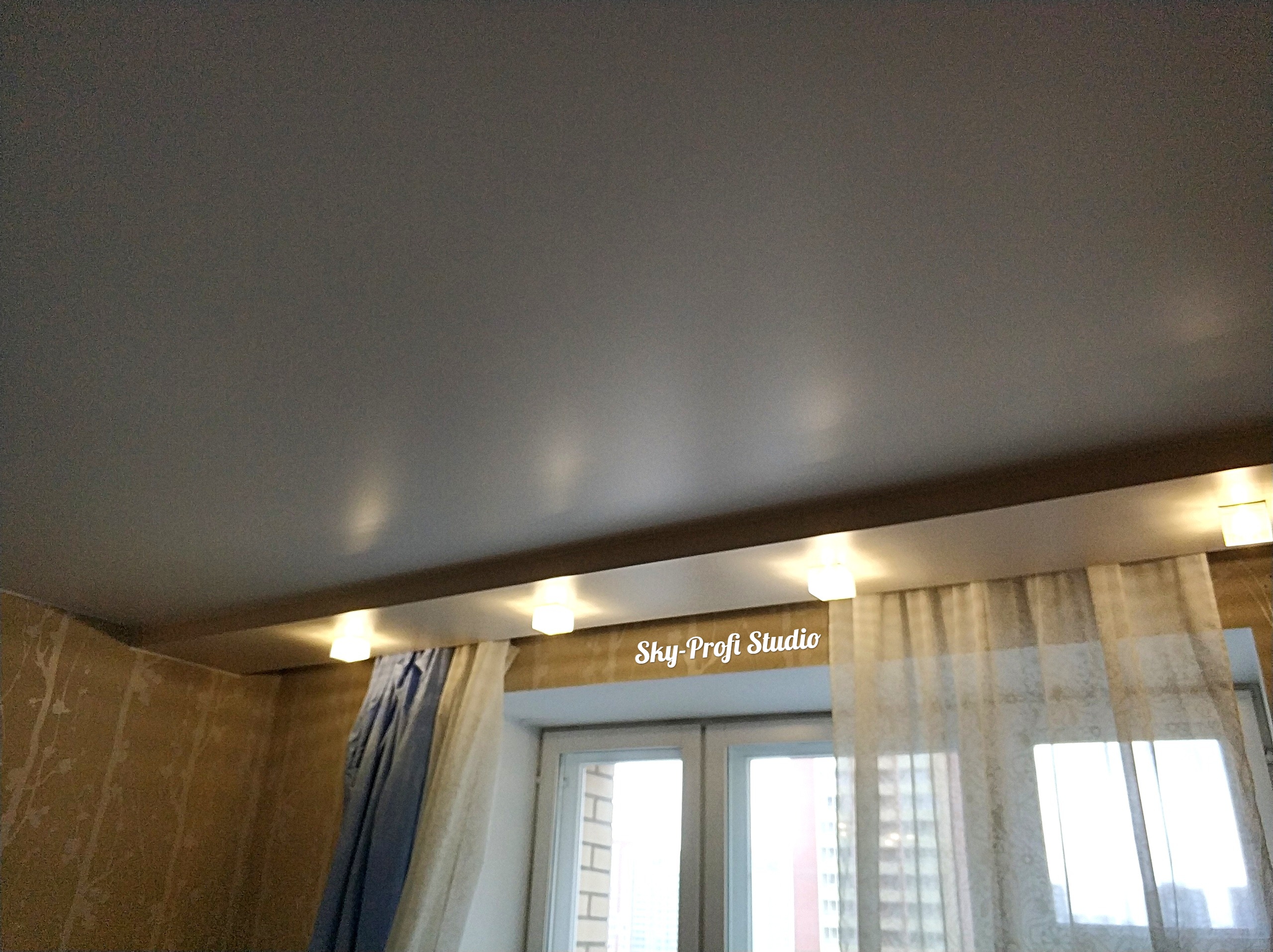 Потолок с карнизом под шторы натяжной фото